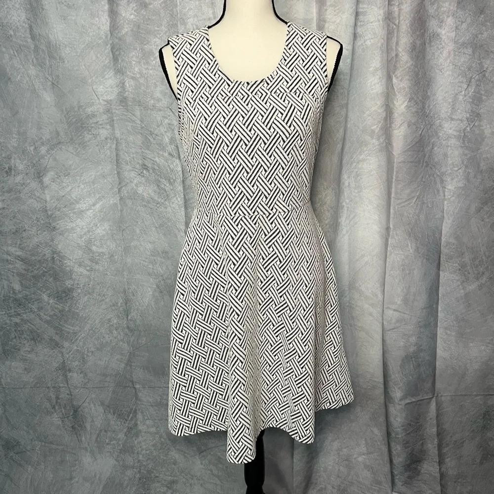 Merona Dark Gray & White Houndstooth Fit and Flare Dress - size MED